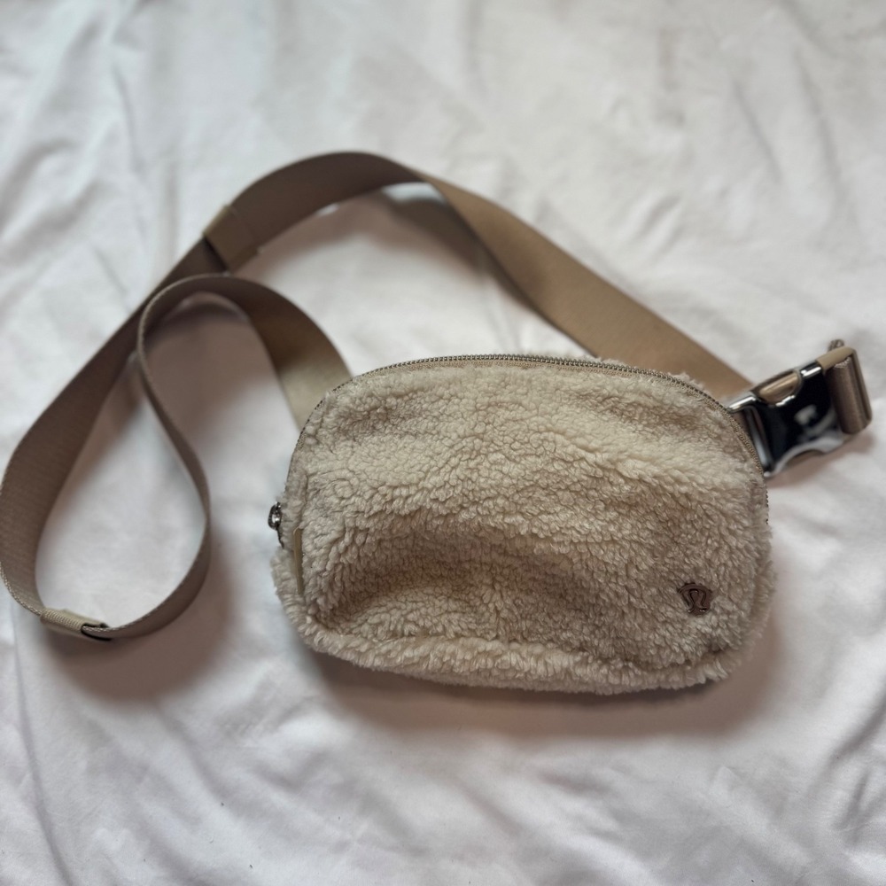 Lululemon EVERYWHERE 1L Fleece Sherpa Belt Crossbody Bag Ivory Natural Trench